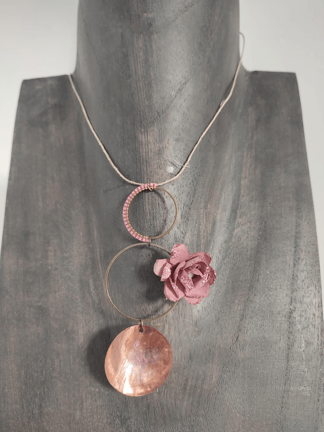 Collier nacre tissage main en perles de verre miyuki rose et fleur en papier monté sur fil de lin avec chaîne d'extension 