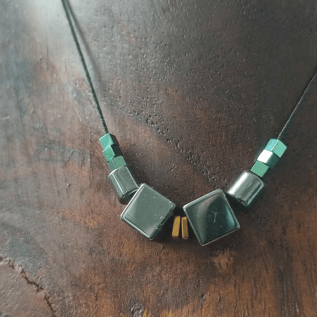 Collier" carrés"en hématite doré noir et turquoise : pierres naturelles , monté sur fil de jade réglable, pièce unique 