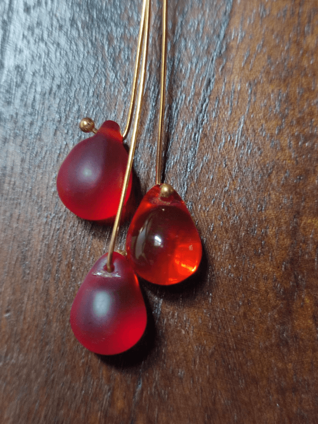 Z-Collier fleur et gouttes en verre rouge monté sur fil de lin avec chaîne d'extension en acier inoxydable doré -piece unique 