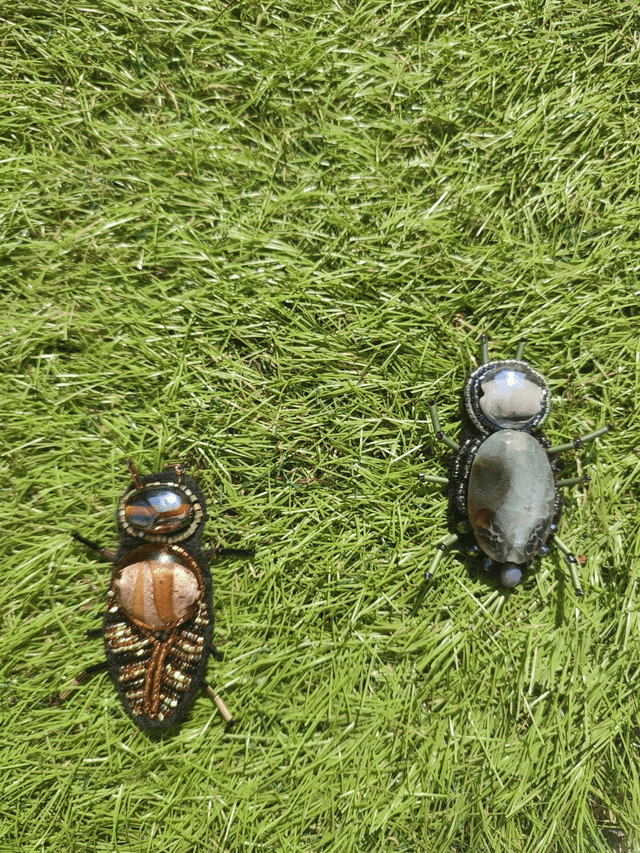 Broche scarabée tissée à la main en verre, pièce unique 