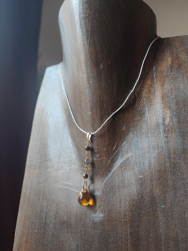 Collier goutte ambre et perles en obsidienne ( pierres naturelles) monté sur fil de lin réglable avec chaîne d'extension dorée, pièce unique 