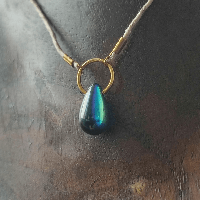 Collier gouttes en verre aux reflets turquoises et noirs, monté sur fil de jade réglable avec chaîne d'extension, pièce unique 