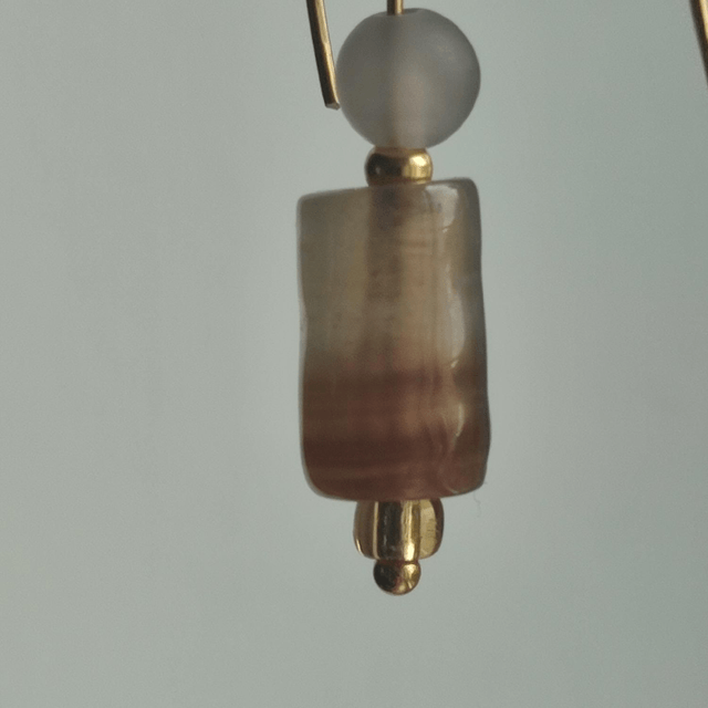 Agate aux jolis reflets de brun ( pierres naturelles)et verre gris mat, acier inoxydable doré -sans nickel, pièce unique 