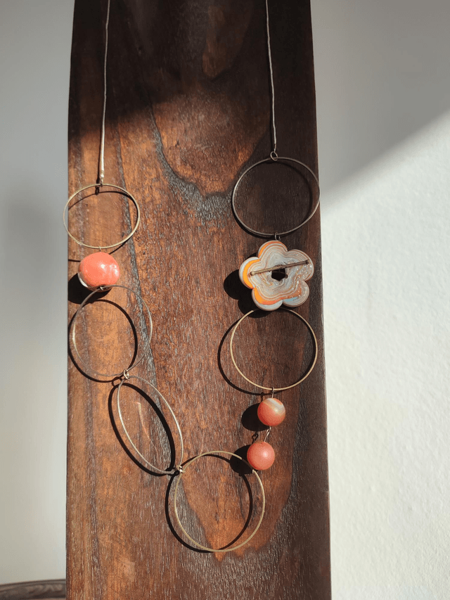 Sautoir fleur en verre de Murano, perles en agate et céramique orange, anneaux bronze réglable, pièce unique 