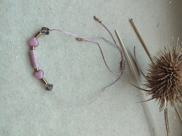 Z-Bracelet 2 coeurs 💓 en verre rose, rhodonite & hématite doré ( pierres naturelles) monté sur fil de jade très résistant, réglable 