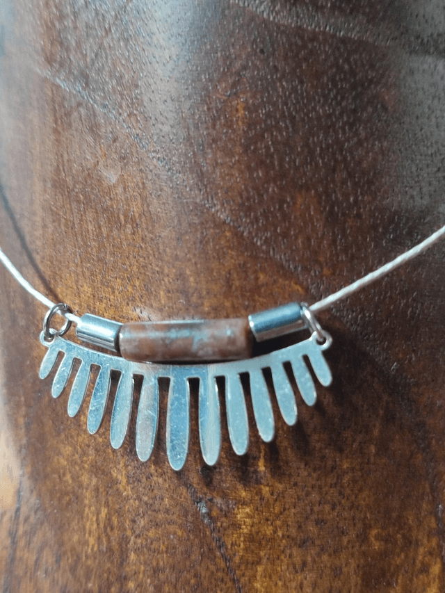 Collier agate indienne et pendentif en acier inoxydable argenté monté sur fil de lin avec chaîne d'extension, pièce unique 