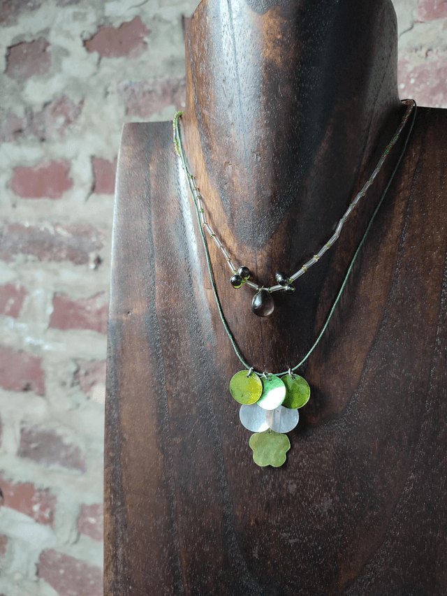 Collier nacre dégradé de vert et goutte en verre monté sur fil de lin avec chaîne d'extension 