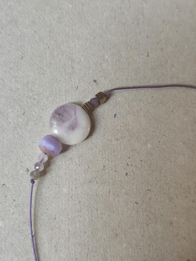 Bracelet améthyste et hématite doré , perle en verre violine et dorée réglable sur fil de jade