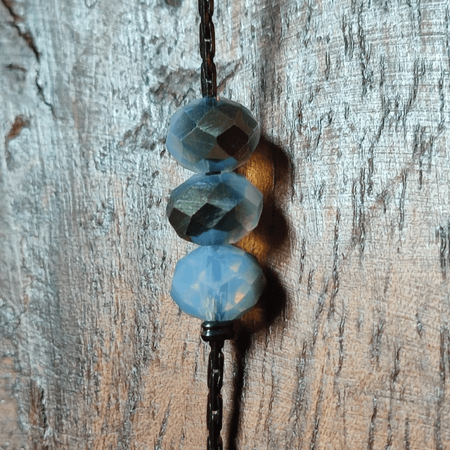 Collier cercle , chaîne noire et perles en verre monté sur fil de lin avec chaîne d'extension en acier inoxydable doré 