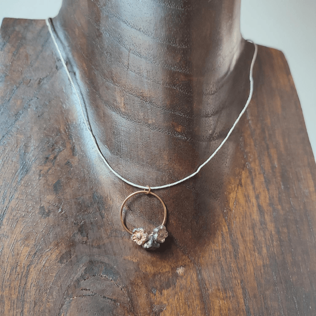 Collier fleurs en verre mordorées , monté sur fil de lin avec chaîne d'extension en acier inoxydable doré 