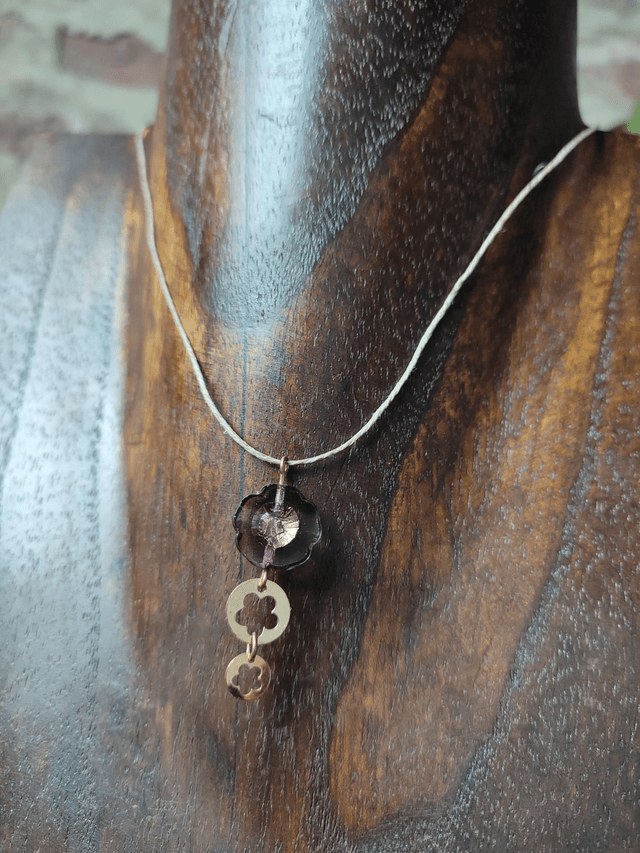 Z-Collier fleur en verre violine et or , monté sur fil de lin réglable avec chaîne d'extension doré en acier inoxydable 