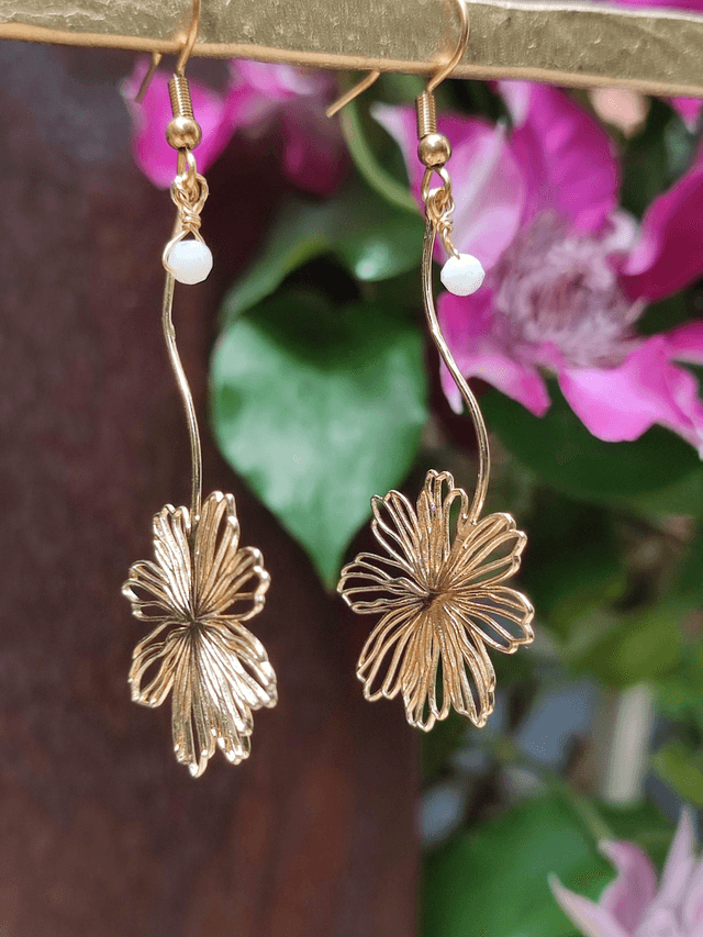 Z-Boucles d'oreilles fleurs dorées &perles en pierre de lune montées sur fermoirs en acier inoxydable doré -sans nickel -piece unique 