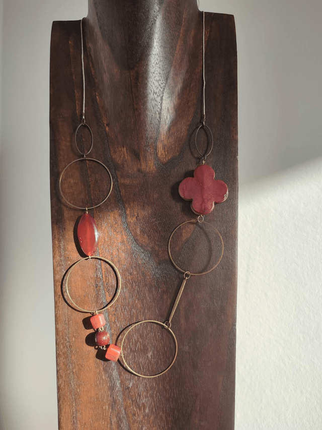 Z-Sautoir fleur en agate rouge - orange, perles en agate rouge foncé, anneaux bronze,réglable, pièce unique 