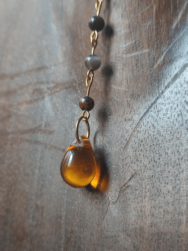 Collier goutte ambre et perles en obsidienne ( pierres naturelles) monté sur fil de lin réglable avec chaîne d'extension dorée, pièce unique 