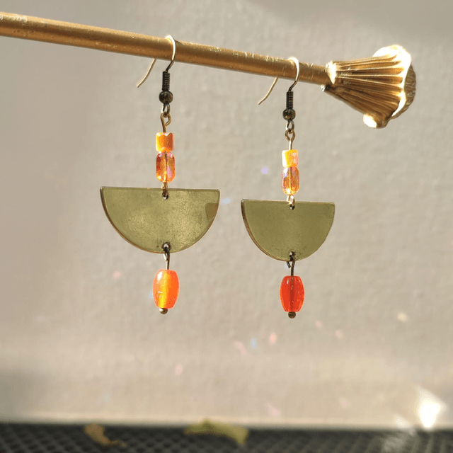 Boucles d'oreilles bronze et perles en verre orange aux jolis reflets, sans nickel, pièce unique 