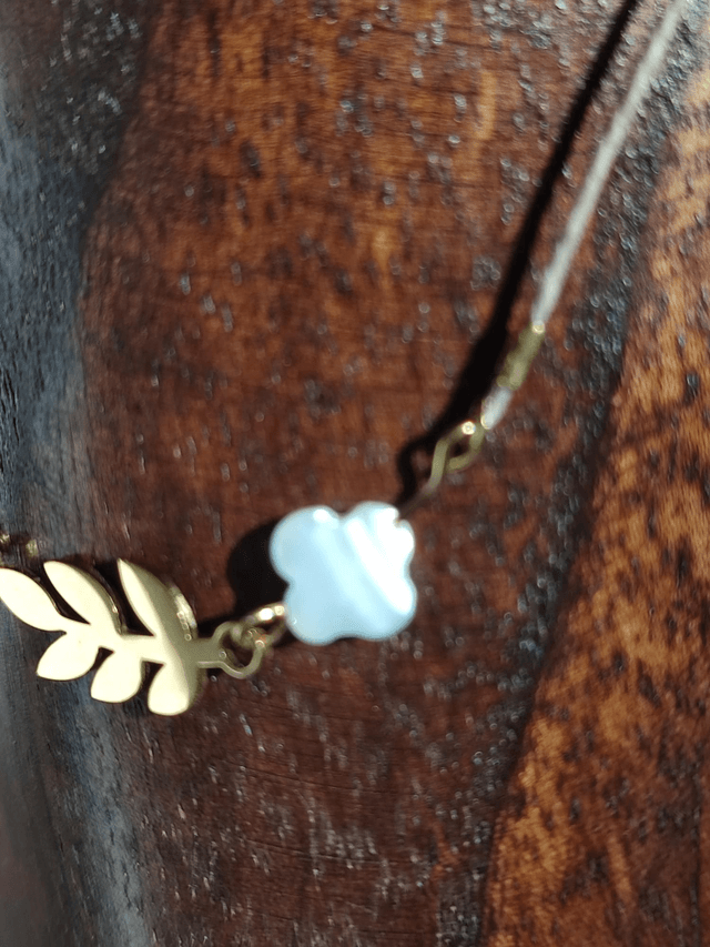 Collier fleur en nacre et feuille en acier inoxydable doré,ras du cou, monté sur fil de lin réglable avec chaîne d'extension dorée, pièce unique 