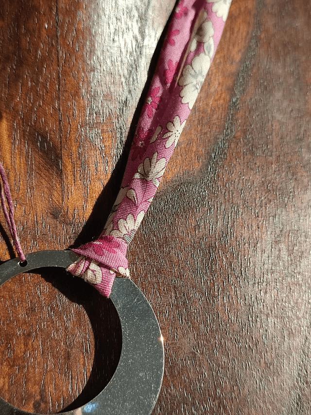 Z-Collier grand cercle argenté et cordon en liberty a fleurs roses et blanches, acier inoxydable,réglable, pièce unique 