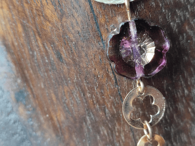 Z-Collier fleur en verre violine et or , monté sur fil de lin réglable avec chaîne d'extension doré en acier inoxydable 