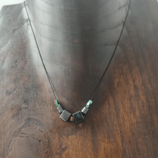 Collier" carrés"en hématite doré noir et turquoise : pierres naturelles , monté sur fil de jade réglable, pièce unique 