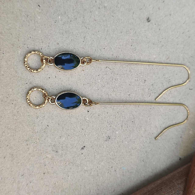 Boucles d'oreilles email noir & cercles ciselés sur tiges en acier inoxydable doré -sans nickel, pièce unique 