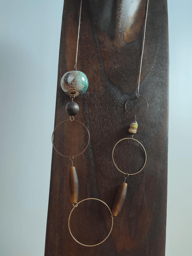 Sautoir boulle en céramique, verre de Murano et verre brun mat, bronze monté sur fil de lin réglable en pièce unique 
