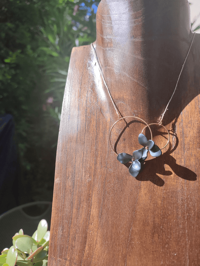 Z- Collier fleurs noires et cercles dorés en acier inoxydable monté sur fil de lin avec chaîne d'extension 