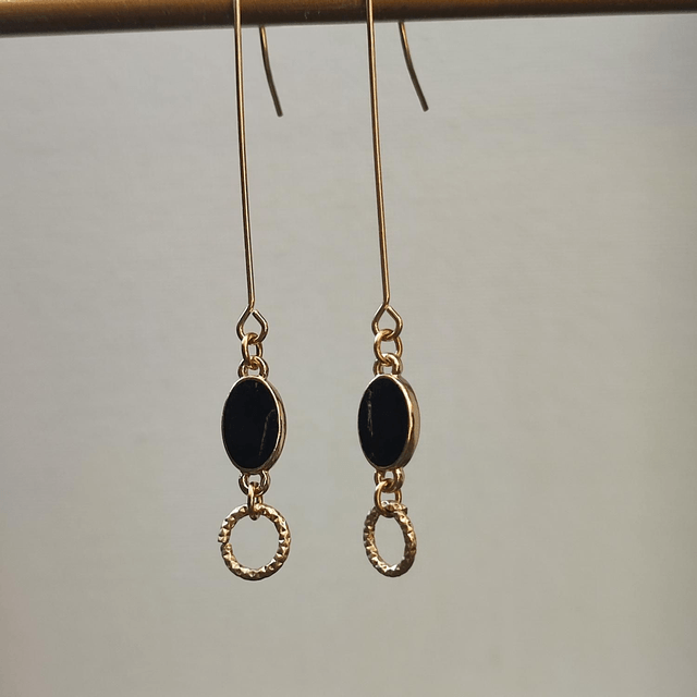 Boucles d'oreilles email noir & cercles ciselés sur tiges en acier inoxydable doré -sans nickel, pièce unique 