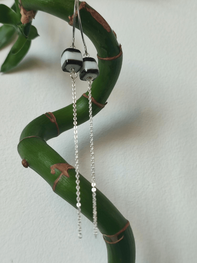 Boucles d'oreilles cubes en verre blanc et noir, chaîne et fermoirs en acier inoxydable -sans nickel -piece unique 