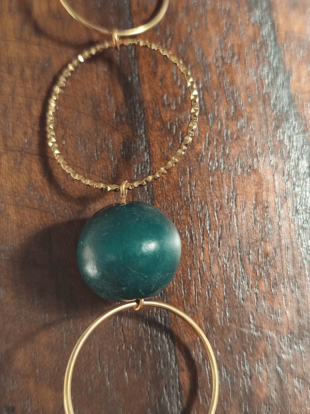 Z-Sautoir en verre et bois bleu- vert, anneaux dorés, monté sur fil de lin réglable, pièce unique 