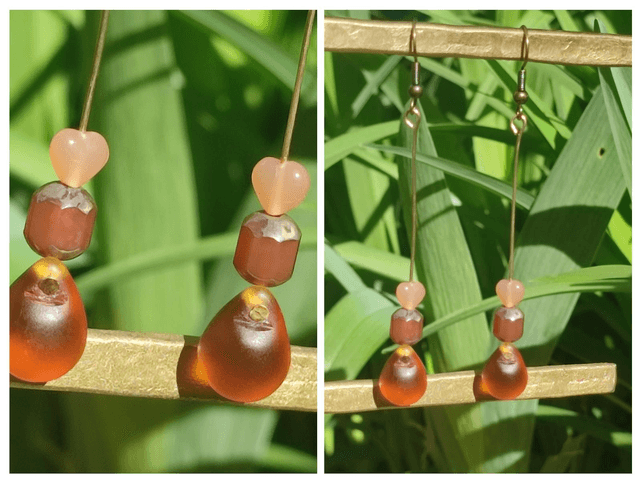 Boucles d&#039;oreilles longues cœur, gouttes &amp;perles en verre sur tige et fermoirs en laiton bronze -sans nickel, pièce unique 