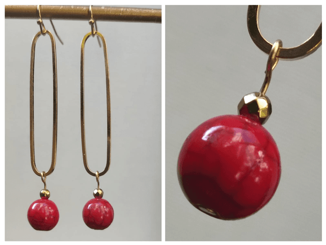 Boucles d&#039;oreilles longues en howlite rouge (pierres naturelles) et ovales, fermoirs en acier inoxydable doré -sans nickel, pièce unique 