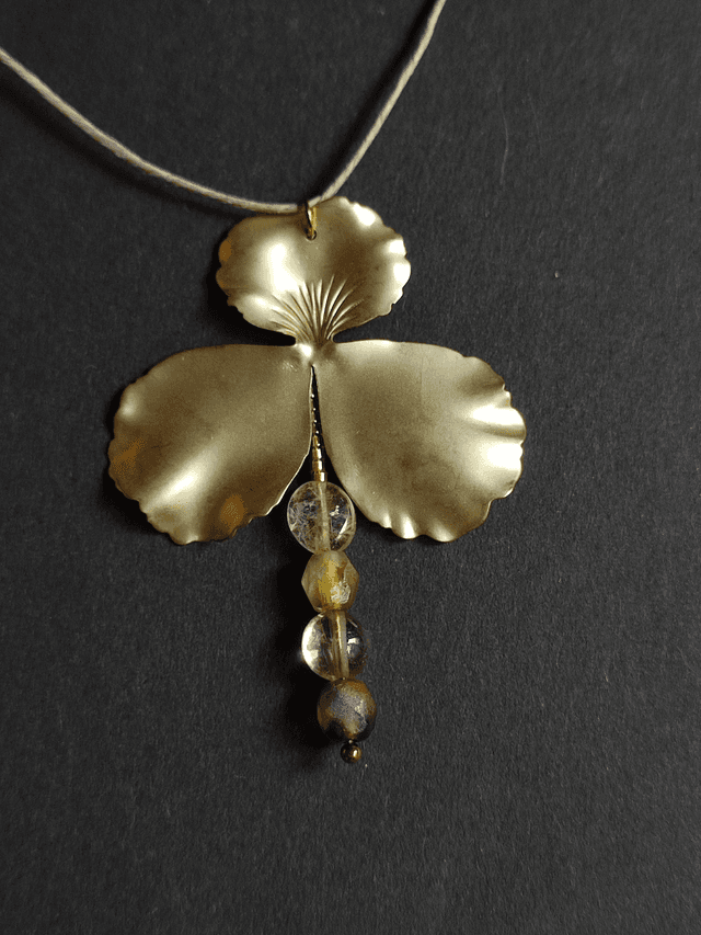 Z- Collier fleur dorée, citrine jaune doré pierres naturelles et verre aux reflets mordorés monté sur fil de lin avec chaîne d&#039;extension 