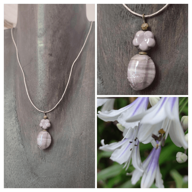 Collier fleur et perles en verre violine monté sur fil de lin réglable avec chaîne d&#039;extension 