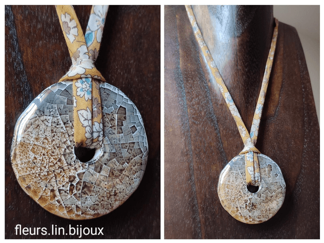Z-Collier céramique grecque &amp;tissu liberty ocre, blanc, pièce unique.chaine d&#039;extension en acier inoxydable doré 