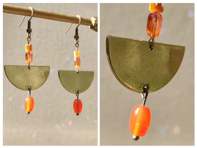 Boucles d&#039;oreilles bronze et perles en verre orange aux jolis reflets, sans nickel, pièce unique 
