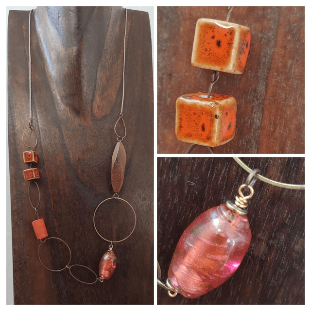 Sautoir verre, bois, céramique orange -rose, anneaux bronze réglable pièce unique 