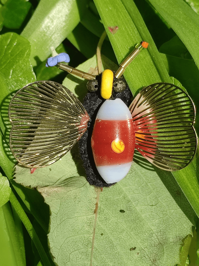Broche tissée main perles de verre, pièce unique 