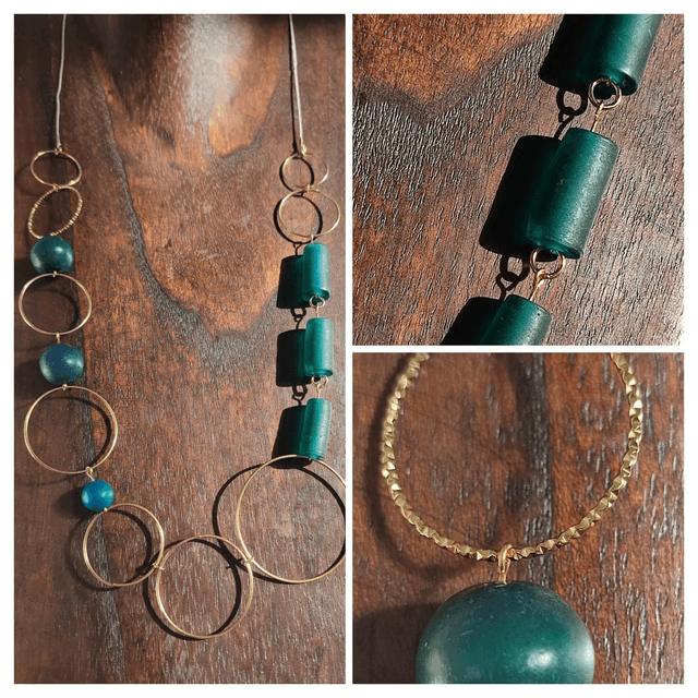 Z-Sautoir en verre et bois bleu- vert, anneaux dorés, monté sur fil de lin réglable, pièce unique 