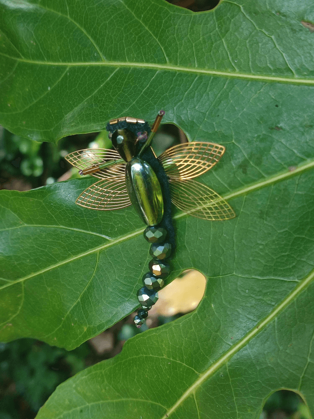 Broche&quot; libellule&quot;, broche tissée main vert et or en perles de verre - pièce unique 