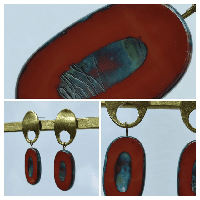 Boucles d&#039;oreilles verre bordeaux aux jolis reflets et laiton , pièce unique, sans nickel 