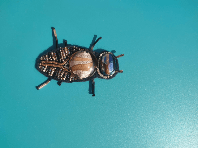 Broche scarabée tissée à la main en verre, pièce unique 