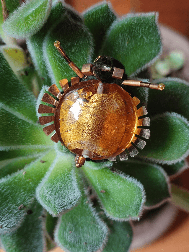 Bourdon broche en perles de verre, fait à la main en pièce unique 